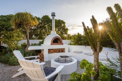 Patio, Natural landscape, Garden, Seating area, Dining area, Garden view, fireplace