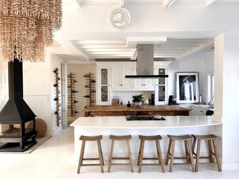 Kitchen or kitchenette, Lounge or bar, Food and drinks, Dining area, Drinks, Alcoholic drinks, fireplace, stove, kitchen