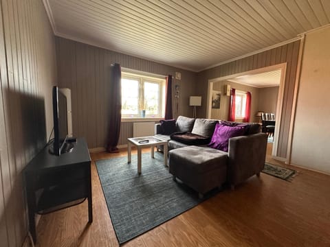 Communal lounge/ TV room, TV and multimedia, Living room, Seating area, Evening entertainment
