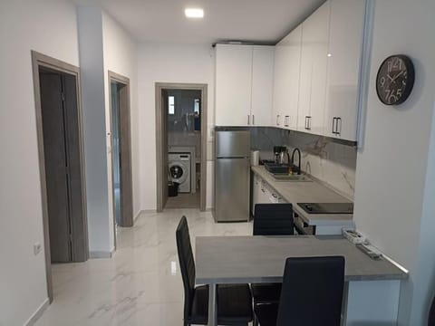Kitchen or kitchenette, Dining area, oven, stove