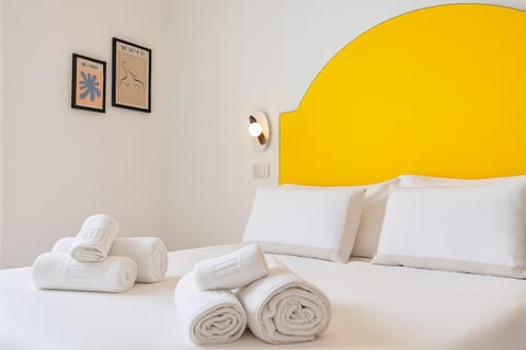 Bed, Photo of the whole room, Bedroom, towels