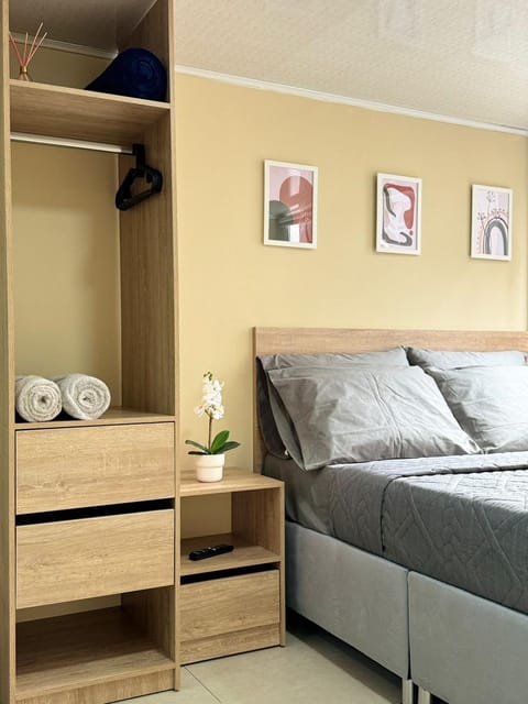 Bed, Bedroom, towels