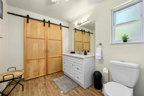 Luxury 5BD 5min DownTown Airport and Firepit BBQ Villa in Austin