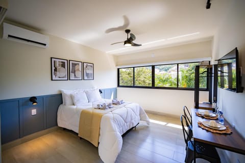 Bed, TV and multimedia, Photo of the whole room, Dining area, Bedroom, air conditioner