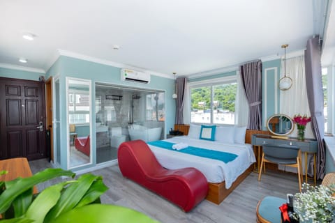 Bed, Living room, Photo of the whole room, Seating area, Bedroom, Inner courtyard view, towels, air conditioner