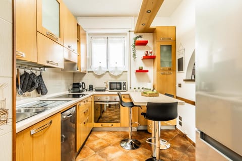 TV and multimedia, Kitchen or kitchenette, Dining area, dishwasher, oven, stove