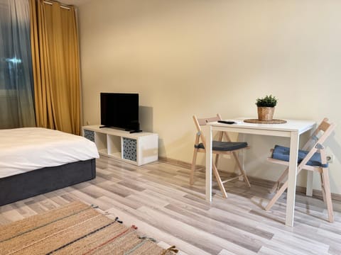 Bed, TV and multimedia, View (from property/room), Photo of the whole room, Dining area, Evening entertainment, Bedroom