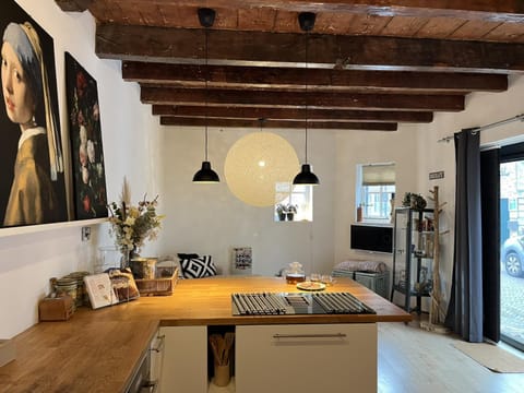 TV and multimedia, Kitchen or kitchenette, Dining area, stove