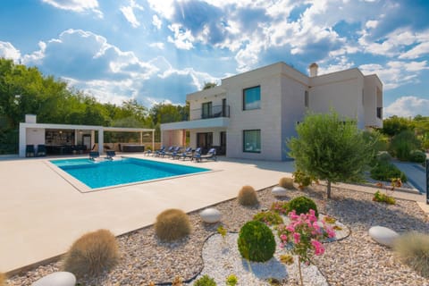 Property building, Day, Garden, Pool view, Swimming pool