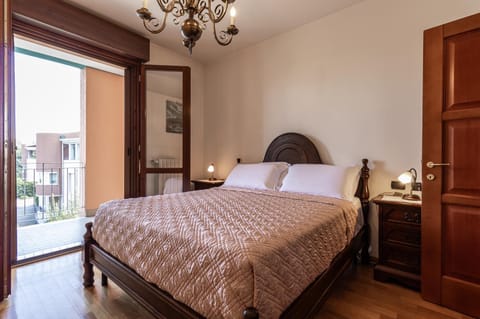 Bed, View (from property/room), Balcony/Terrace, Photo of the whole room, Bedroom, City view, Quiet street view