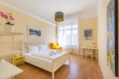 Bed, Photo of the whole room, Seating area