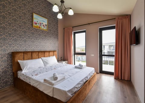 Bed, TV and multimedia, Photo of the whole room, Bedroom, towels
