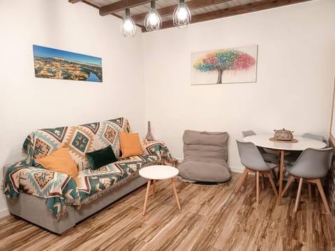 Living room, Seating area, Dining area, internet, air conditioner