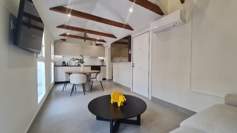 TV and multimedia, Kitchen or kitchenette, Living room, Seating area, Dining area, oven, stove, air conditioner