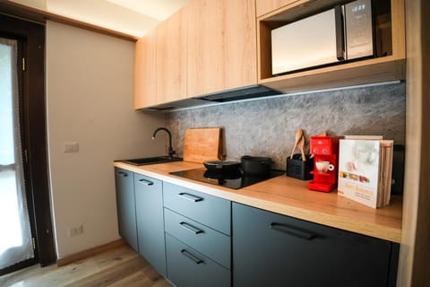 Coffee/tea facilities, Kitchen or kitchenette, stove