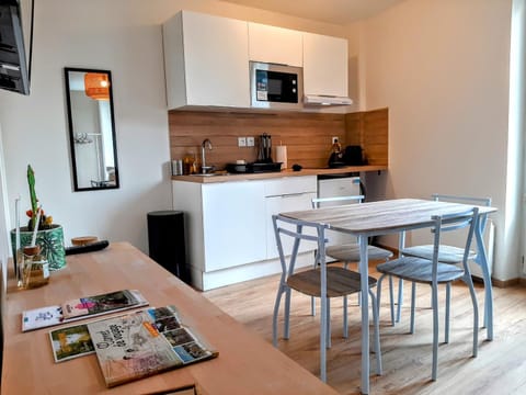 Kitchen or kitchenette, Dining area, stove, toaster