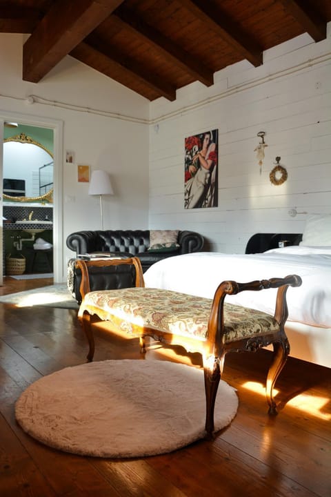 Bed, Living room, Photo of the whole room