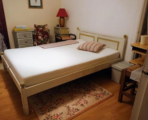 COSY COTTAGE FOR SHARE , Private Double Room, Wifi, Parking, Garden Bed and Breakfast in Edinburgh