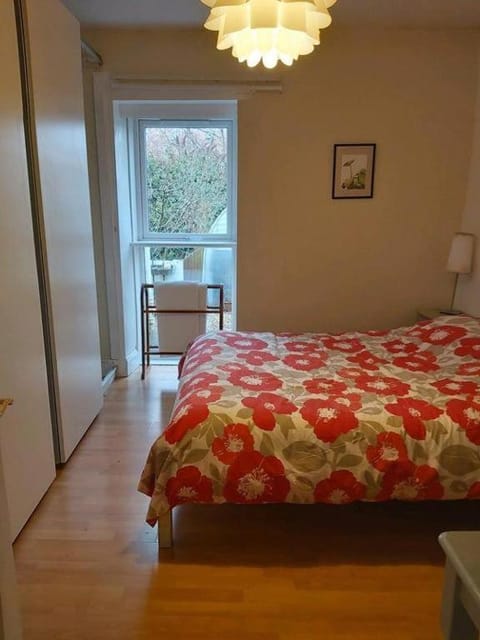 COSY COTTAGE FOR SHARE , Private Double Room, Wifi, Parking, Garden Bed and Breakfast in Edinburgh