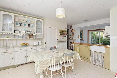 COSY COTTAGE FOR SHARE , Private Double Room, Wifi, Parking, Garden Bed and Breakfast in Edinburgh