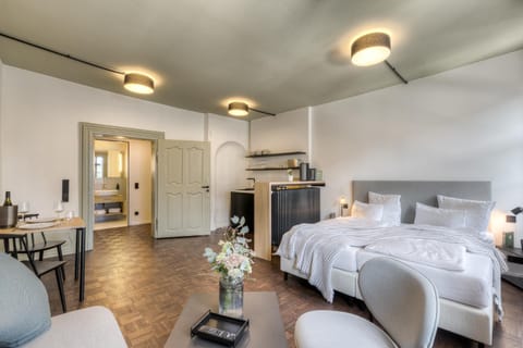 Bed, Living room, Photo of the whole room, Dining area, Bedroom