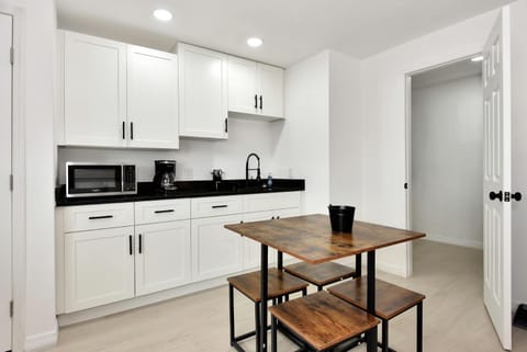 Cozy Studio Suite Near Beach w Kitchenette #11 Motel in Daytona Beach Shores