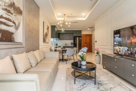 TV and multimedia, Kitchen or kitchenette, Living room, Seating area