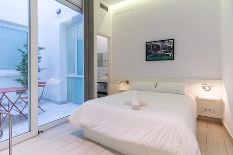 Patio, Bed, towels