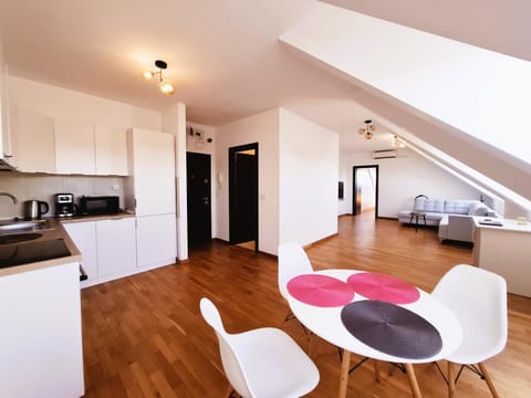 Kitchen or kitchenette, Living room, Seating area, Dining area