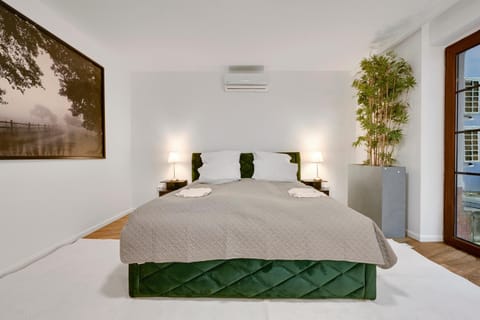 Bed, Photo of the whole room, Bedroom, air conditioner