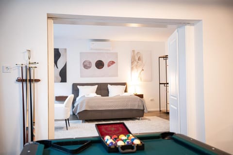 Billiard, Bedroom