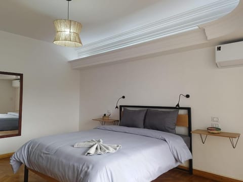 Bed, Photo of the whole room, towels, air conditioner