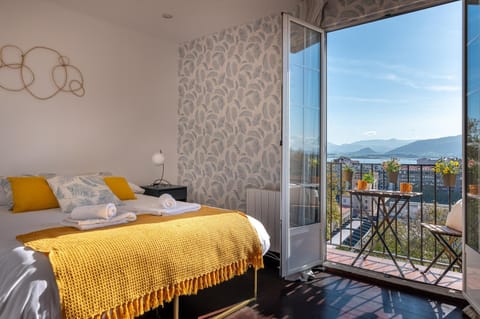 Bed, Natural landscape, View (from property/room), Balcony/Terrace, Photo of the whole room, Bedroom, Mountain view