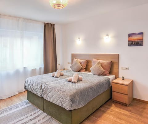 Communal lounge/ TV room, Bed, Bedroom, cot, towels