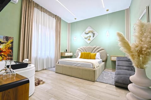 Bed, Hot Tub, Photo of the whole room, Bedroom