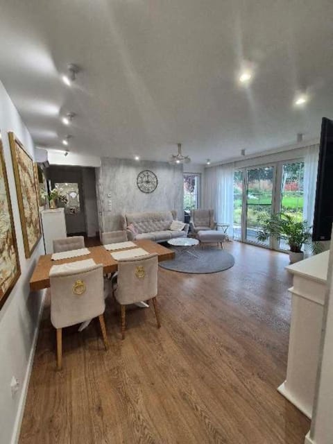 TV and multimedia, Living room, Seating area, Dining area
