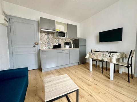 Kitchen or kitchenette, Living room, Dining area
