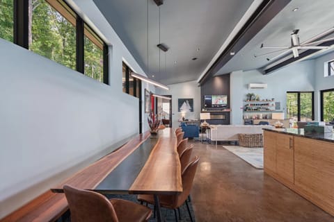 TV and multimedia, View (from property/room), Kitchen or kitchenette, Living room, Seating area, Dining area, fireplace