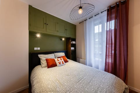 Photo of the whole room, Bedroom