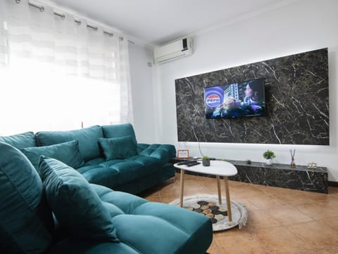 Communal lounge/ TV room, TV and multimedia, Seating area, Evening entertainment, air conditioner