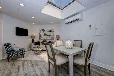 TV and multimedia, Living room, Seating area, Dining area, air conditioner