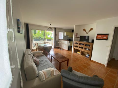 Living room, Dining area, stove