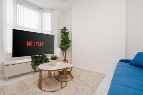 Liverpool Luxe Retreat 3 Bedroom House Next to Everton Stadium Apartment in Liverpool