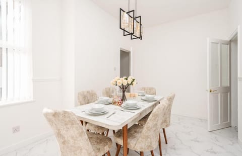 Liverpool Luxe Retreat 3 Bedroom House Next to Everton Stadium Apartment in Liverpool
