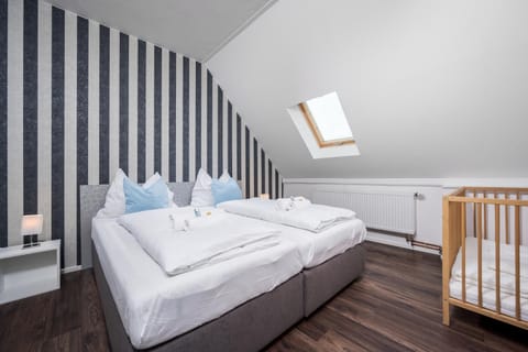 Bed, Bedroom, cot, towels