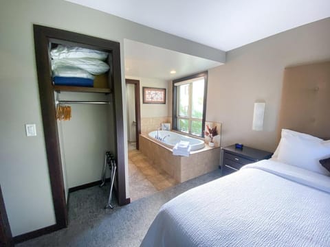 Stylish Family Condo at Beachfront Resort Apartment hotel in Parksville