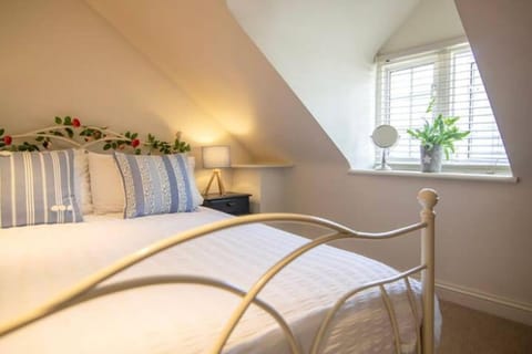 A hidden gem in the centre of town - sleeps 7 House in Tetbury