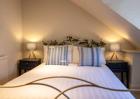 A hidden gem in the centre of town - sleeps 7 House in Tetbury