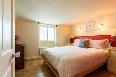 Charming stone cottage in the heart of Tetbury House in Tetbury