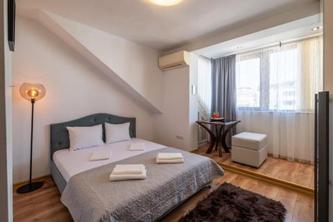 Bed, TV and multimedia, Photo of the whole room, Seating area, Bedroom, towels, air conditioner